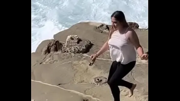 Vroči Real bitch at beachnovi videoposnetki