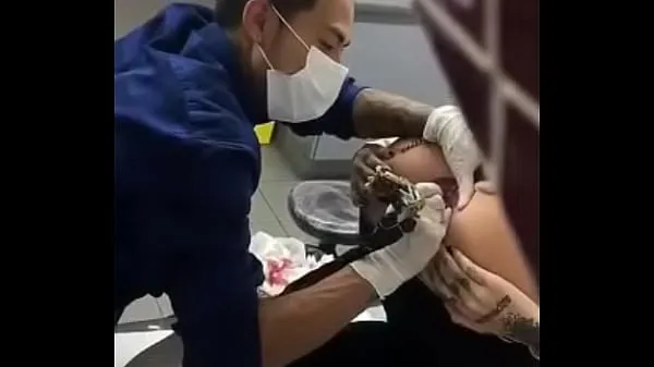 Горячие Женщина татуирует ее задницу ссылка полное видео новые видео