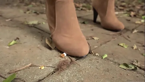 Yeni Videolar Crush cigarettes in boots