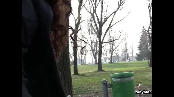 Vroči The park voyeur with Giuliana Grandinovi videoposnetki