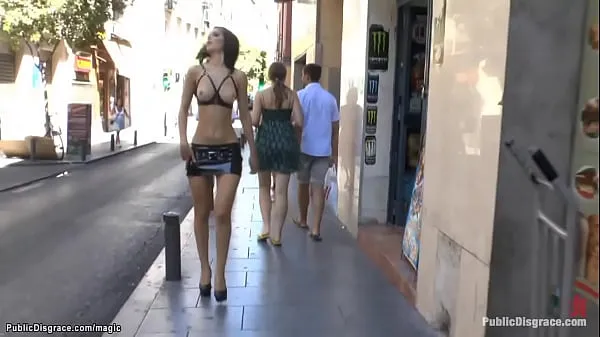 Kuumia Bare boobs slut walking in public uutta videota