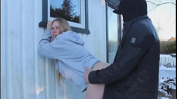 Yeni Videolar Outdoor winter fucking with curvy teen Maja