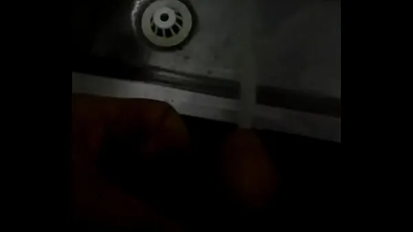 Vroči Peeing into a stainless steel urinalnovi videoposnetki