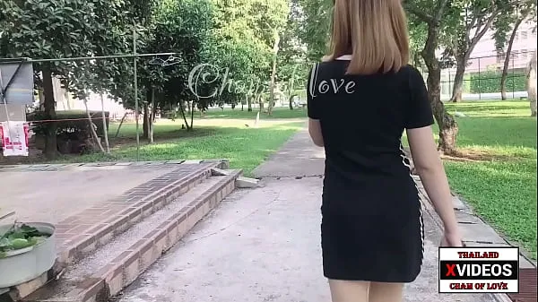 Vroči Thai girl showing her pussy outdoorsnovi videoposnetki
