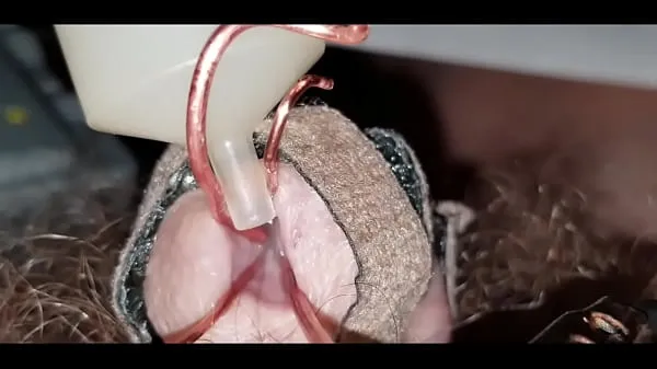 ホット銅製のeStimワイヤーが尿道の奥深くまで行き、小便の筋肉に触れ、18歳の日付の精子を小便穴に溜めます新しいビデオ