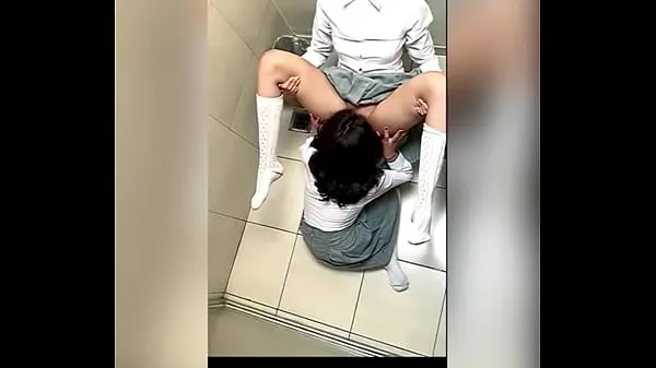 学校のバスルームで触れている2人のLATINAS