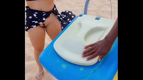 Populære The couple went to the beach to get ready with the popsicle seller João Pessoa Luana Kazaki nye videoer