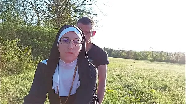 Эта монахиня наполняет ее задницу спермой перед тем, как пойти в церковь