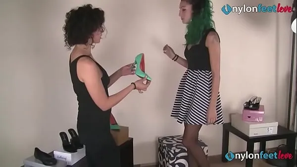 ホットナイロンを履いた靴屋でレズビアンが足フェチを楽しむ新しいビデオ