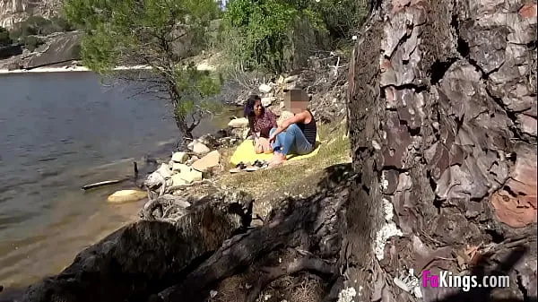Kuumia VOYEUR FUCK: Filming an amateur couple outdoors uutta videota