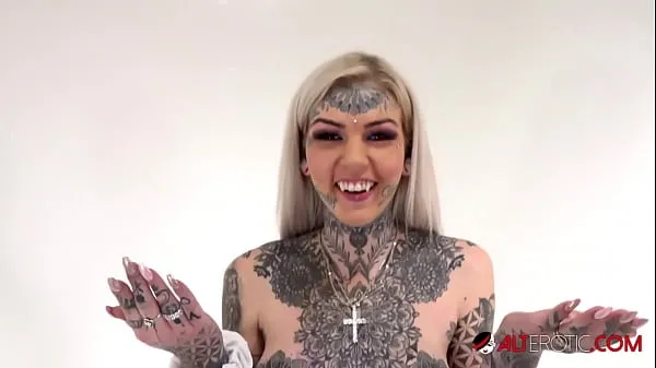Hotte Tattooed Amber Luke rides the tremor for the first time nye videoer