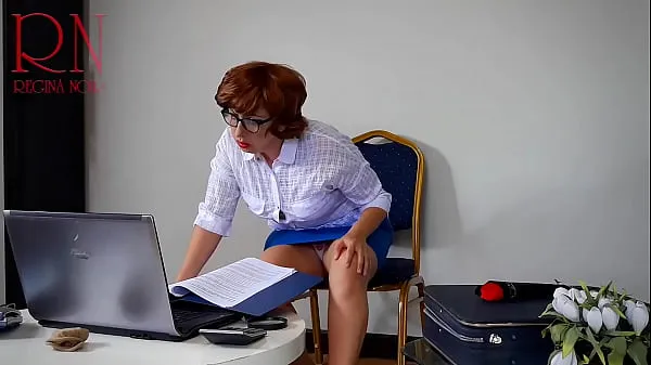 Vroči Office milfmasturbates and reaches an orgasmnovi videoposnetki