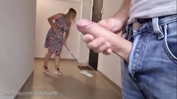 Yeni Videolar RISKY !!! I FLASH MY COCK IN FRONT OF THE CLEANER GIRL AND SHE WAS NOT AFRAID