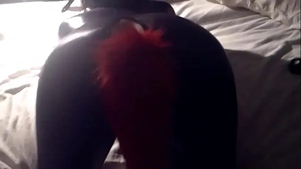 Yeni Videolar My gorgeous wife loves to put on her vinyl catsuit and be ready for me in bed... I then put the leather head-harness on her, and a nice foxy-tail butt-plug before fucking her hard