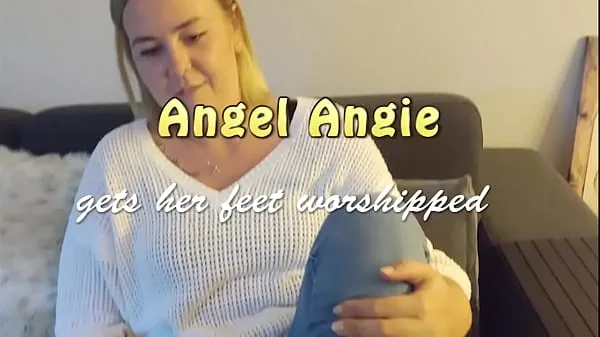Populaire Angie unbuttons shirt of disabled guy with her feet and has them worshipped nieuwe video's