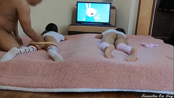 Vroči My 2 Twins Watching Pepa Pig Cartoons Part 2novi videoposnetki