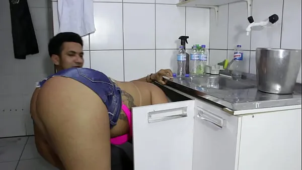 हॉट The cocky plumber stuck the pipe in the ass of the naughty rabetão. Victoria Dias and Mr Rola नए वीडियो