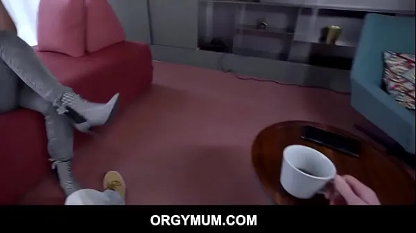 OrgyMum - La calda matrigna europea Vickie Brown succhia e scopa un grosso cazzo