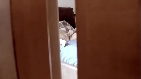 Spying behind a door a teen stepdaughter masturbating in bedroom and coming very intense Video baru yang populer