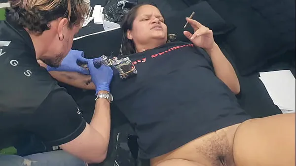 热门My wife offers to Tattoo Pervert her pussy in exchange for the tattoo. German Tattoo Artist - Gatopg2019新视频