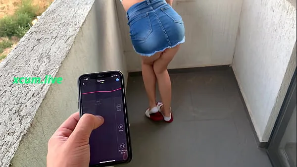 Video nóng Controlling vibrator by step brother in public places mới