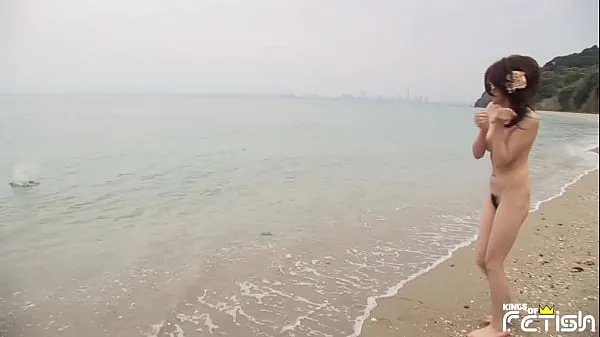 حار Japanese chick gets recorded after taking a nude photoshoot on the beach مقاطع فيديو جديدة