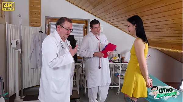 हॉट Filthy bitch Sharlotte Thorne examined and made to cum by 2 perverted doctors नए वीडियो