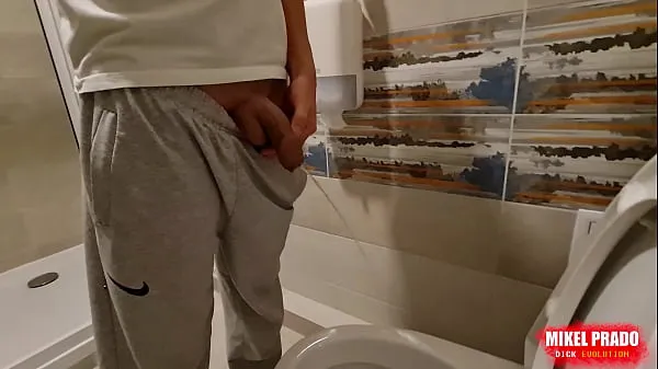 Vroči Guy films him peeing in the toiletnovi videoposnetki