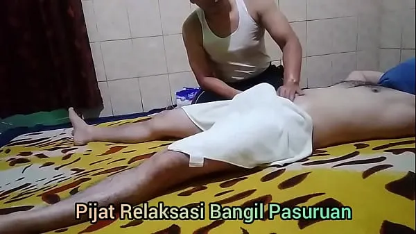 Video nóng Macho de pau duro na massagem mới