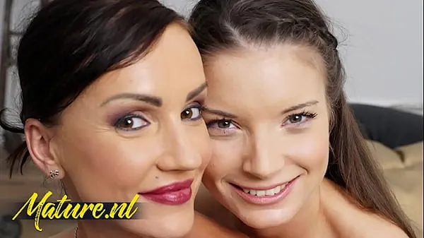 Vroči Elen Million Gets Seduced By Her Beautiful Lesbian Step Dauhgter Anita Bellininovi videoposnetki