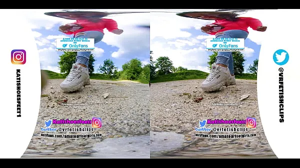 Heiße VR180 - 3D] Mädchen, das mit schmutzigen Fila-Sneakers verschiedene Lebensmittel zerquetscht, trägt Gummibärchen-Crush-Trample neue Videos