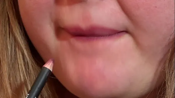 Hot Mature bbw paints her lips with lipstick, then changes clothes. Amateur from a fat ass วิดีโอใหม่