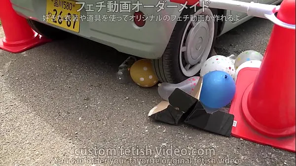 ホットCrushing when car tires step on color cones, balloons, or plastic bottles新しいビデオ