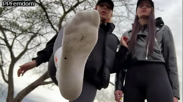 Hot Adoración de doble culo en mallas y adoración de zapatillas de deporte POV Femdom en público nuevos videos