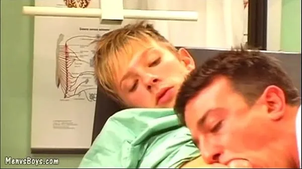 Yeni Videolar Horny gay doc seduces an adorable blond youngster