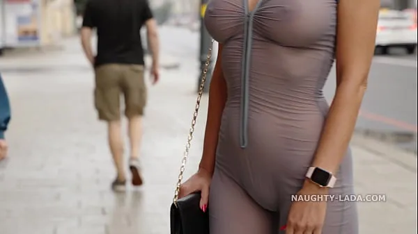 Naughty Lada usa ropa transparente en la ciudad