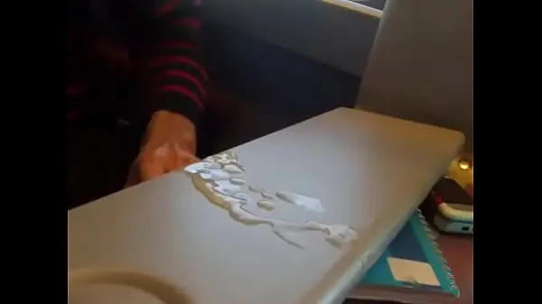 Népszerű amateur cumming a lot on the train új videó