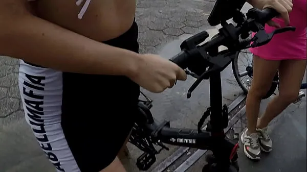 Hot Two hotties cycling without panties in the rain - Barbara Alves- Pernocas วิดีโอใหม่