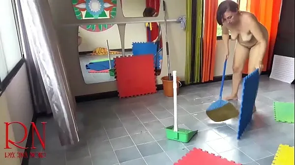 Žhavá Nudist maid cleans the yoga room. A naked cleaner cleans mirrors, sweeps and mops the floor. scene 1 nová videa