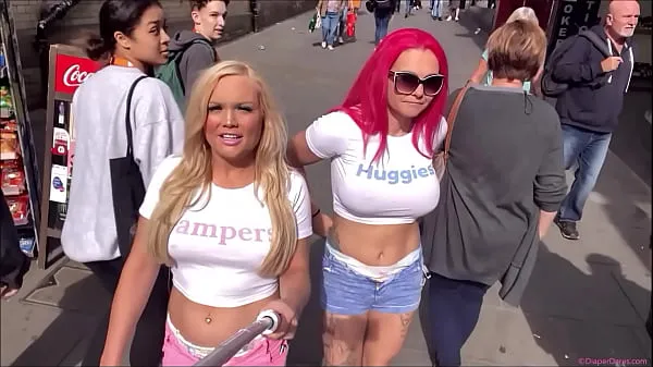 Kuumia Hot girls wear nappies in public uutta videota