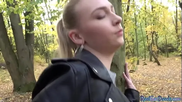 Populære Czech teen picked up for outdoor POV fuck after casting nye videoer