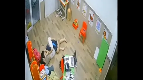 热门Detecting his wife having an affair with his brother-in-law watching the camera新视频