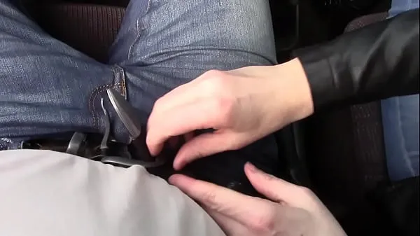Video nóng Milking husband cock in car (with handcuffs mới
