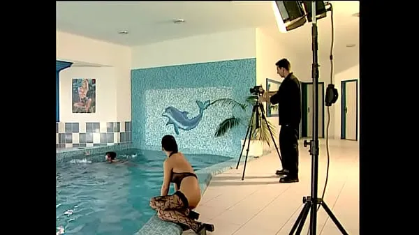 Vroči Kathy and Dorothy Have Sex with Nick in the Warm Waters of the Spanovi videoposnetki