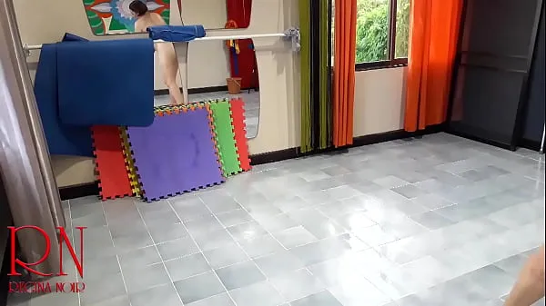 Vroči Nudist maid cleans the yoga room. A naked cleaner cleans mirrors, sweeps and mops the floor. 3novi videoposnetki