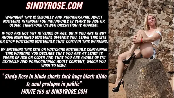 Heiße Sindy Rose in blauen Shorts fickt riesigen schwarzen Dildo & Analprolaps in der Öffentlichkeit neue Videos