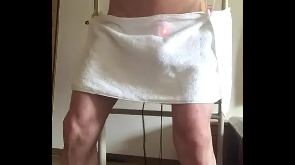 Video nóng The penis hidden with a towel comes off when it moves and is exposed. I endure it, but a powerful vibrator explodes and eventually the towel falls. Ejaculate in 1 minute of premature ejaculation mới