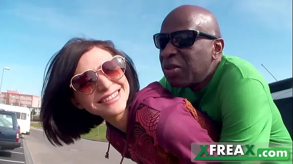 Žhavá Ukrainian hitch hiker Lina Arian gets picked up by a black guy in a car and then deep throats on his big black cock nová videa