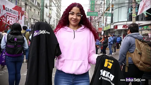 Redheaded polo shirt saleswoman caught on the streets of Gamarra-Lima, ends up being impregnated by old stranger Video baru yang populer
