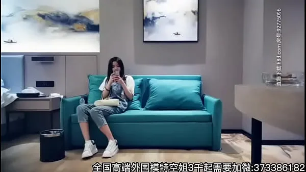 热门Tanhua denim overalls looks sweet and beautiful, flirting on the sofa and then playing on the bed, licking her slim body and getting back hard新视频